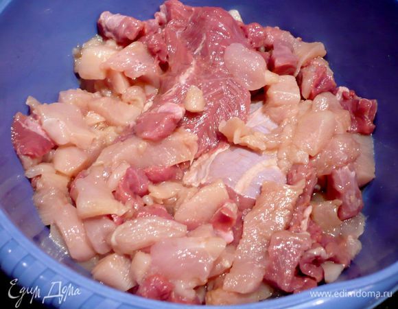 Теперь нужно приготовить наше мясо для маринования. Все мясо промоем и обсушим бумажным полотенцем. Порежем кубиками филе куриной грудки и 200 г телятины. Сложим все мясо (и неразрезанные остальные 2 кусочка телятины тоже) в емкость и зальем мясо портвейном, перемешаем и поставим в холодильник, прикрыв емкость пленкой, на два часа.