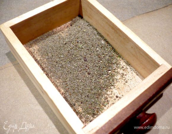 Все приправы для начинки нам потребуются молотые. Поэтому воспользуемся ступкой или специальной мельничкой и измельчим все наши приправы. С хлеба срежем корочки, порежем мелким кубиком и зальем горячим молоком. Дадим остыть и уберем в холодильник.