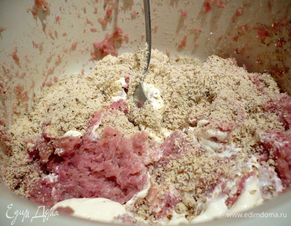 Добавим ко всей массе сметану, измельченный миндаль, приправы, соль и цедру лимона и снова пропюрируем все вместе.