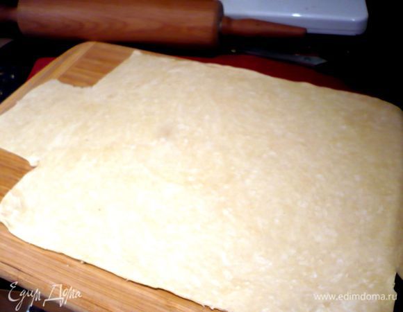 Замешаем в хлебно-мясную массу шампиньоны и фисташки. Духовку разогреваем до 180 градусов. Смажем форму сливочным маслом. У меня форма коварная немного, поэтому я ее выстелила смазанной сливочным маслом фольгой. Тесто разделим на две неравные части. Меньшую часть (примерно одна третья часть) раскатаем на присыпанной мукой поверхности в прямоугольный пласт толщиной примерно 4 мм.