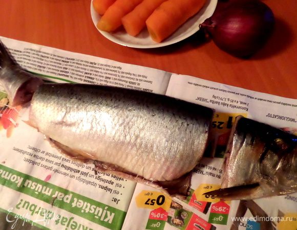 Чистим брюшко, отрезаем голову и хвост не совсем коротко и НЕ выбрасываем)))