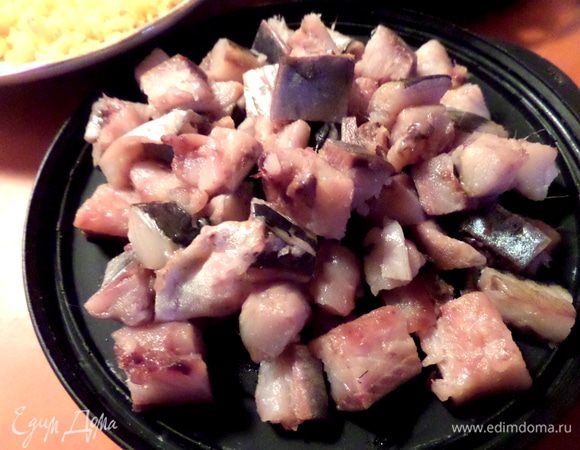 Отделяем филе и режем на кубики, проверяем на кости ещё раз!