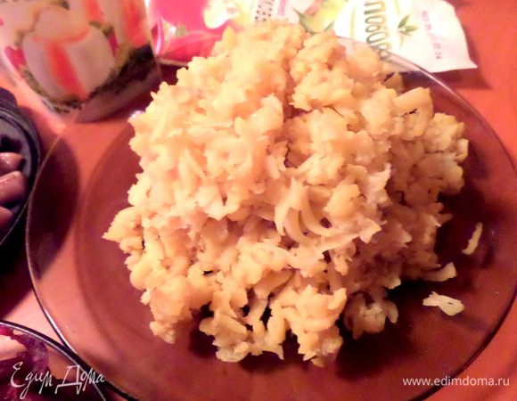 Натираем на крупной тёрке картофель...