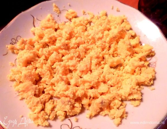 Желтки отдельно от белков размять вилкой.