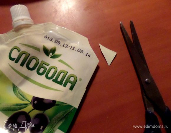 Чтобы потоньше выжимать майонез, надо отрезать микро-уголок на противоположной стороне от крышки.