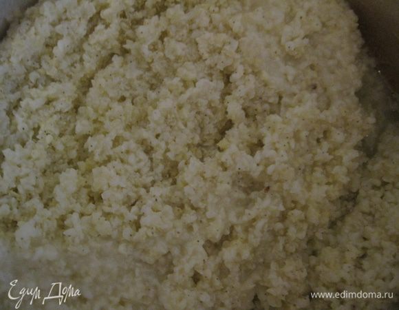 Пшено моем. Отвариваем крупу пшено до полуготовности.  Около 5 минут после закипания. Посолить не много.