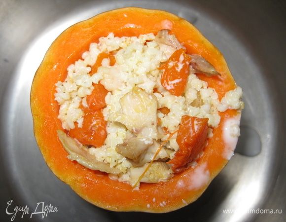 Выкладываем в тыквенный горшочек пшено, курицу, тыкву. Добавляем измельченный чеснок. Заливаем сливками. Накрываем крышкой и ставим в разогретую духовку на 30-40 минут. У меня горшочек не большой, если у Вас тыква большая то около 1 часа. За 10 минут до готовности крышку снимаем.
Вкусное и полезное блюдо готово.