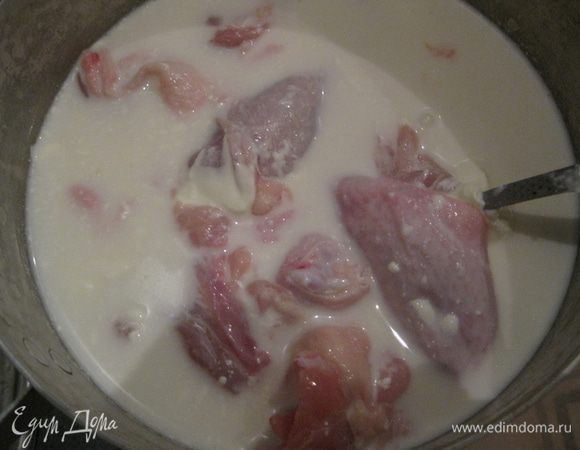 Развести сметану в воде. Сметану брать не меньше 20 % жирности. Поместить в эту жидкость порезаную на кусочки курицу. Посолить, по перчить по вкусу. Варить до мягкости 30-40 минут.
Можно добавлять всевозможные приправы при варке. Но аромат и вкус этого блюда таковы, что и в самом сокращенном варианте, оно всем очень нравится.