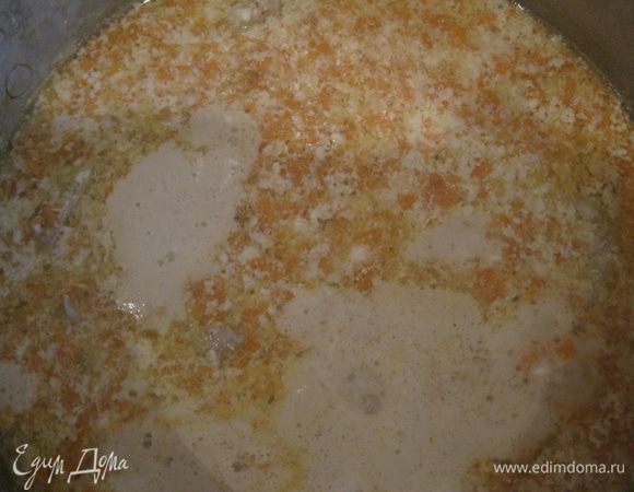 За 5-10 минут добавить тертую морковь, жареный лук и влить жидкую муку, помешивая. За 3 минуты до снятия с огня добавить целую головку толченого чеснока.
Есть можно и горячим , и холодным. 
Приятного аппетита!