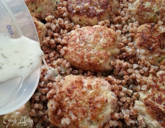 Когда гречка впитала воду (минут 30), выкладываем в форму для духовки, сверху выкладываем куриные шарики. Смешиваем ингредиенты заливки, выливаем в форму.