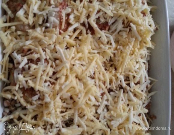 Посыпаем тертым сыром, отправляем в заранее разогретую до 175 С духовку на 25-30 минут, до сырной корочки.