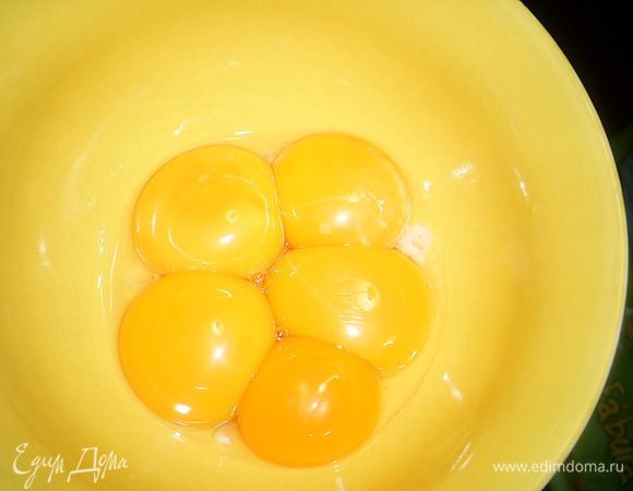 Яйца желательно брать из холодильника. Отделяем желтки от белков.