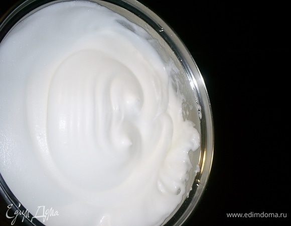 Взбиваем белки до устойчивых пиков, не прекращая взбивания добавляем к ним половину нормы сахара (50 г) за 5 приемов. Снова взбиваем до устойчивых пиков. При переворачивании емкости белки должны не выпадать из нее. Убираем белки в холодильник.