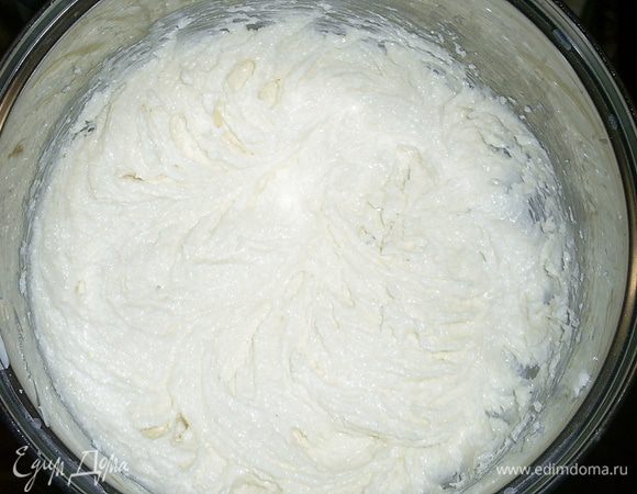 Размягченное сливочное масло взбиваем с половиной сахара (50г) и ванилином до кремообразного состояния.