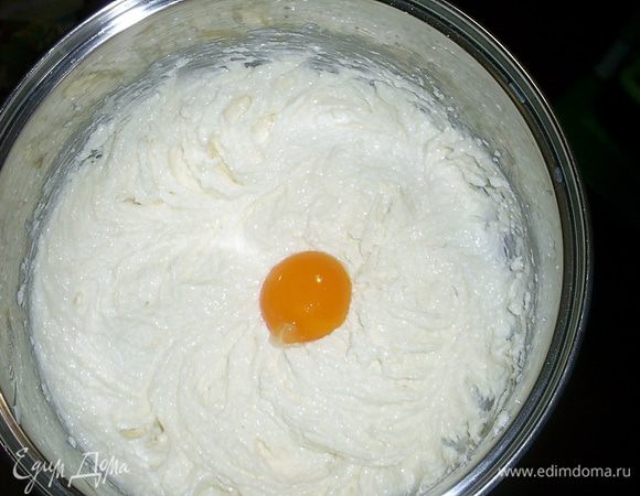 Теперь продолжаем взбивать, добавляя по одному желтки.