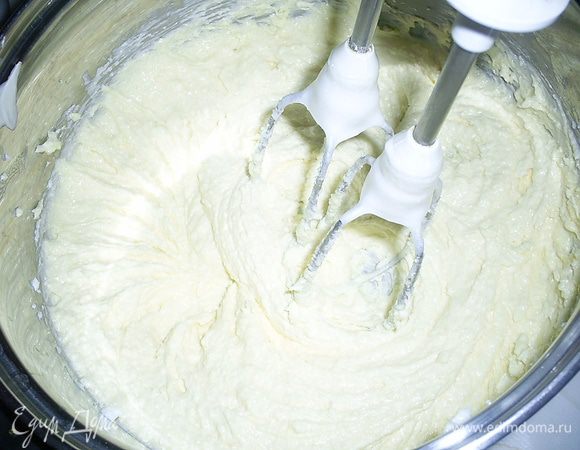 После добавления каждого белка взбиваем до полной однородности массы не меньше  минуты.