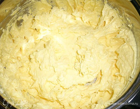 После добавления всех желтков получаем пышную воздушную массу, похожую на крем. За время взбивания сахар почти полностью растворяется, но этого специально добиваться и не надо.