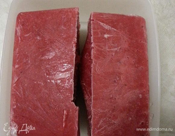 Летом, в клубничный сезон, пюрирую блендером клубнику и замораживаю в контейнерах. Перекладываем замороженную клубнику из морозилки в холодильник.