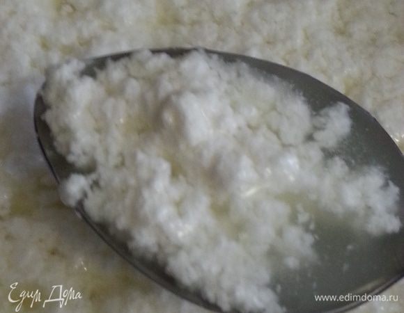 Готовим творог. Добавляем в молоко сахар, ставим на огонь. Перед самым закипанием добавляем кефир и постоянно помешивая, доводим почти до кипения, добавляем лимонный сок, перемешиваем в течение 1 минуты, убираем с плиты.