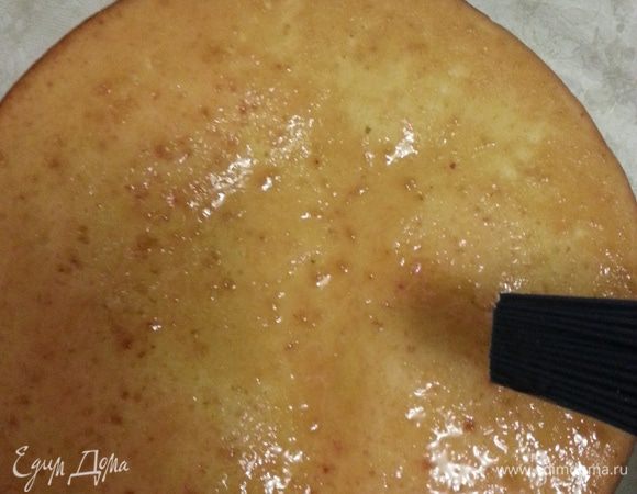 На следующий день. Заливаем желатин водой и оставляем набухать. Коржи пропитываем клубничным сиропом с одной стороны (на пропитку коржей с двух сторон ушло примерно 80 мл сиропа).