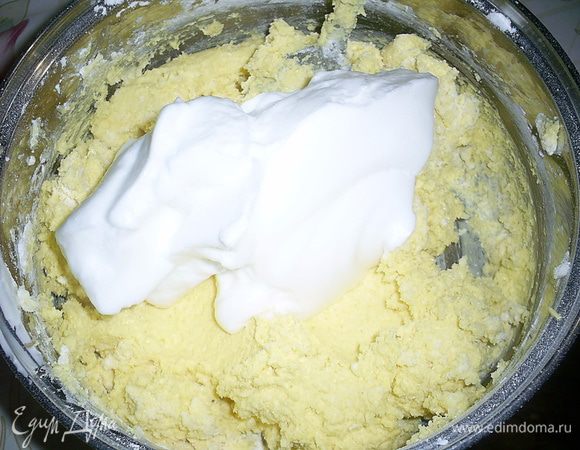 Добавляем к полученному тесту 1/3 часть белков. Аккуратно перемешиваем лопаткой.