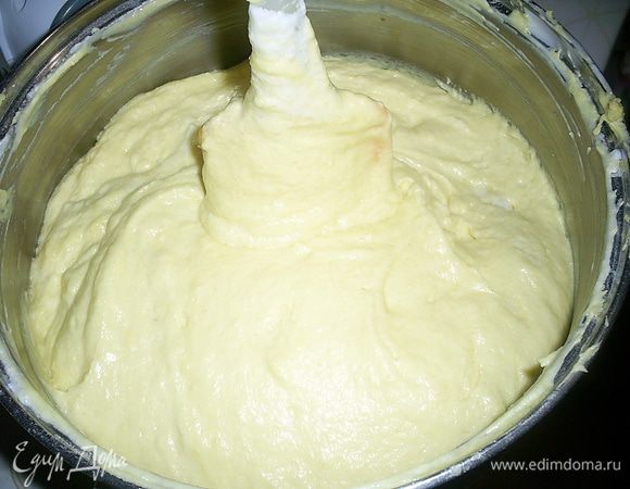 Теперь добавляем остальные белки и аккуратно перемешиваем лопаткой. Получаем густое, но воздушное тесто.