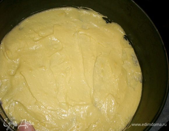 Форму диаметром 24 см (лучше взять разъемную) выстилаем бумагой для выпечки. По дну формы равномерно распределяем 2-3 ложки теста и отправляем в духовку, разогретую до 200 градусов. Еще раз напоминаю: включаем только верхний нагреватель!