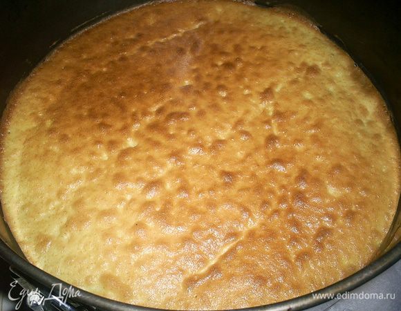 Ждем, пока слой теста зарумянится. В моем случае для выпечки первого коржа понадобилось около 7 минут. Остальные слои пропекались меньше чем за 5 минут.