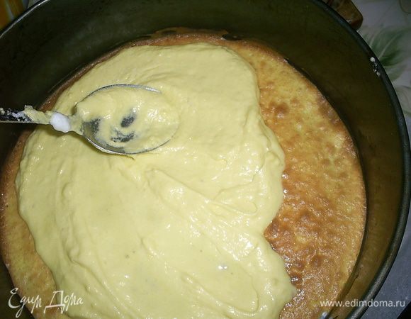 По зарумяненному слою равномерно распределяем 2 столовые ложки теста и снова отправляем в духовку. Так продолжаем, пока не закончится тесто. На весь процесс выпечки у меня ушло примерно 40 минут.