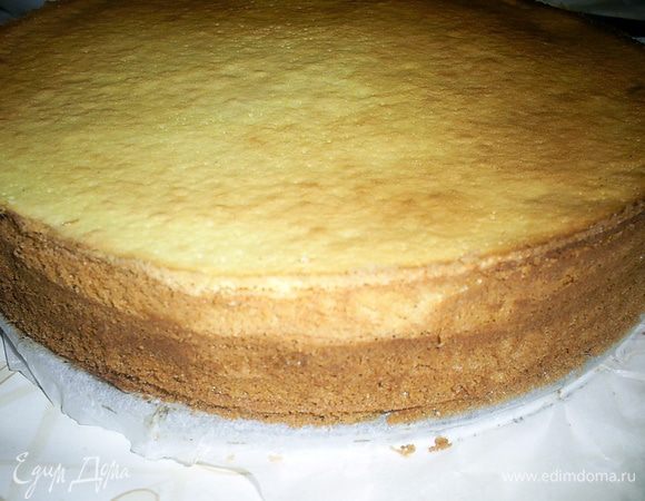 Даем торту остыть в форме. Затем проводим ножом вдоль бортика формы и снимаем кольцо. Для глазури растопить шоколад со сметаной или сливками и покрыть торт сверху.