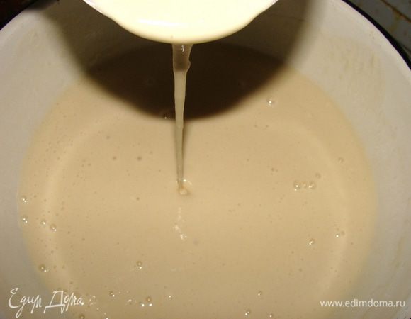 Делаем тесто для блинчиков из перечисленных продуктов.  Тесто должно быть жидкое, количество муки регулируйте. Чтобы готовое тесто насытить кислородом, надо его почерпать половником и, поднимая его, повыше выливать.