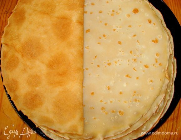 Начинки у нас будут очень сытные, поэтому для уменьшения калорий, я жарю блинчики без масла. Мне понадобилось 17 штук.