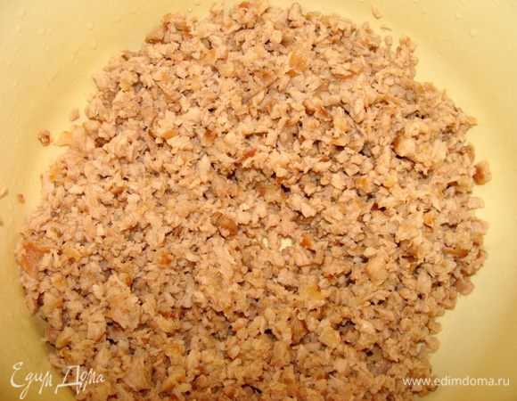 Измельчить в блендере. Я измельчила в крошку, не до состояния пасты.