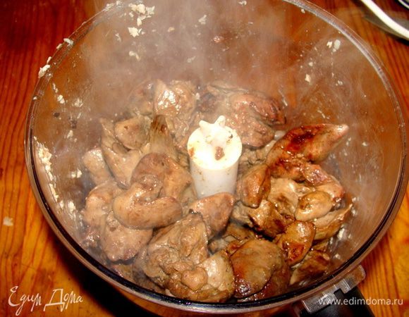 Сразу поместить в чашу блендера.