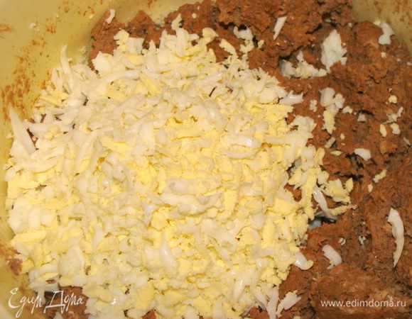 Перемешать получившийся мясной фарш и измельченную печень. Отварные яйца потереть на терке. Добавить сливки.