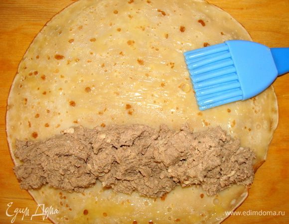 Сливочное масло растопить. Каждый блинчик смазать теплым маслом, это нужно для большего склеивания, но не обязательно. Выложить начинку и скатать блинчик в рулетик.