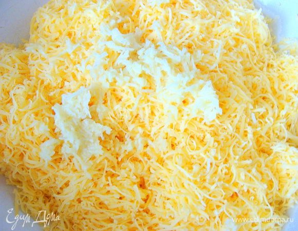 Натереть на мелкой терке сыр и чеснок.