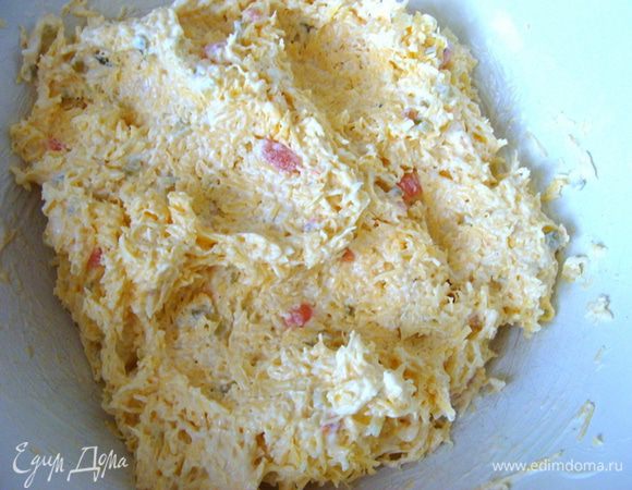 Смешать с маонезом. У меня был соус "тартар", собственного приготовления, я использовала его.