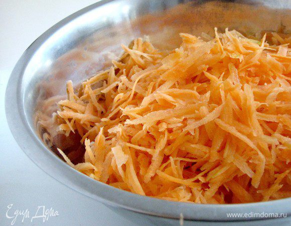 Морковь натереть на крупной терке.