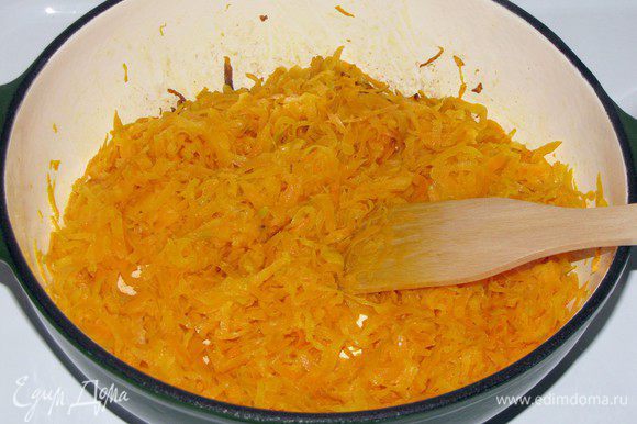 Разогреть в сковороде сливочное масло и пассеровать морковь 5-7 минут.