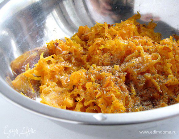 Выложить морковь в миску и охладить. Яйца разделить на белки и желтки. Желтки немного взбить и добавить к моркови. Посолить, поперчить. Все перемешать.