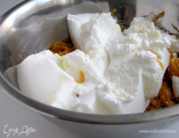 Белки взбить до устойчивых пиков, добавить к моркови и осторожно перемешать снизу вверх.