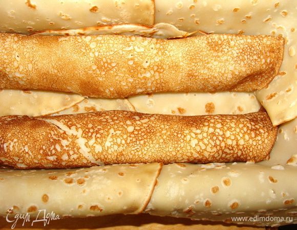 Выложить два блинчика с мясной начинкой и прижать их к краям.