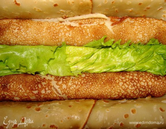 В центр положить сырный рулетик. Блинчики смазать маслом. 