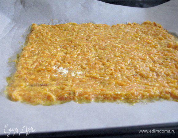 Духовку разогреть до 180 град. Противень застелить пекарской бумагой и выложить морковную массу. Разровнять лопаткой, придать форму прямоугольника. Поставить противень в духовку и выпекать в течении 15-20 минут.