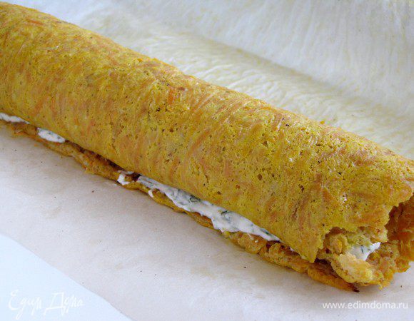 С помощью бумаги аккуратно свернуть в рулет.