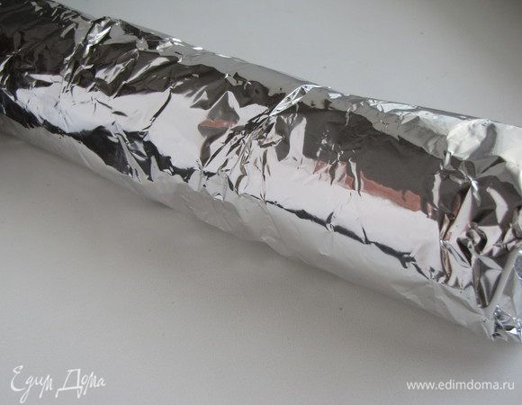 Рулет обернуть фольгой и охладить в холодильнике в течении часа.