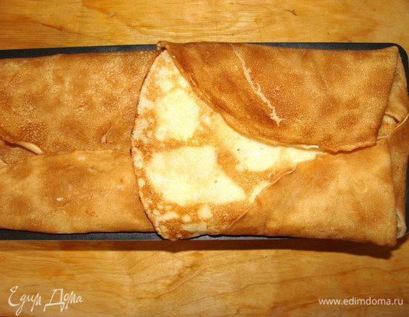 Завернуть свисающие концы блинчиков, смазывая их маслом или белком.