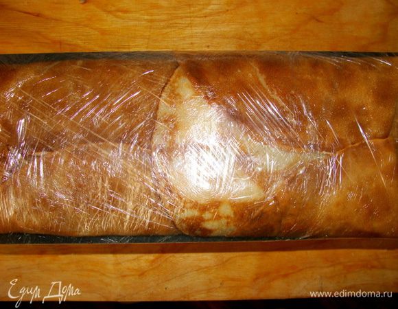 Завернуть в пищевую пленку и поставить под пресс не меньше чем на 10 часов. После этого, я убрала рулет в холодильник на ночь.