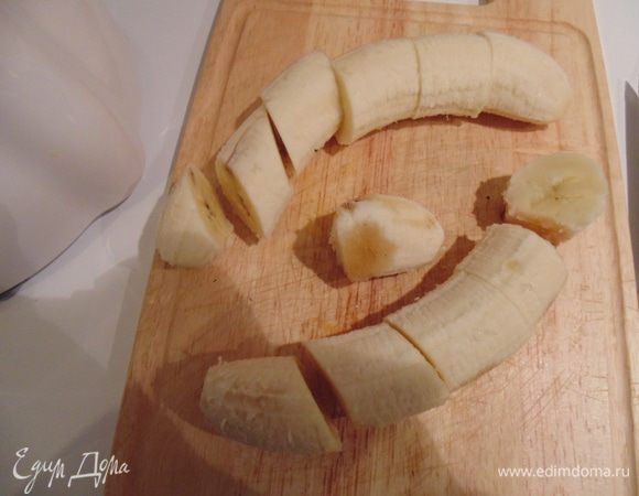 Бананы почистить, крупно порезать
